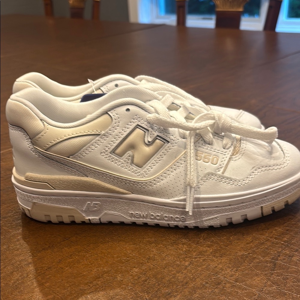 New Balance 550 women’s ' White Athletic Sneakers size 6.5